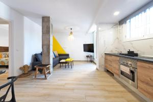 a kitchen and living room with a couch and a table at Apartamento junto a la playa in Torremolinos