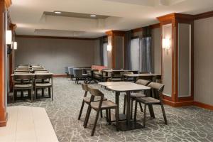 坦帕韋斯特肖斯普林希爾萬豪套房酒店餐廳或用餐的地方