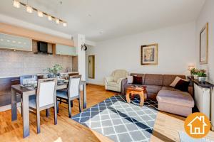 una sala de estar con un sofá y una mesa en Apartamenty Zacisze Leśne - visitopl, en Świnoujście