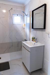 Koupelna v ubytování Bright & Stylish 2bedflat 5min Walk to beach in Quarteira Vilamoura
