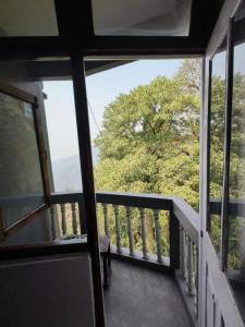 Balkón nebo terasa v ubytování Hotel Sakura Mountain view Near Darjeeling Toy Train Station