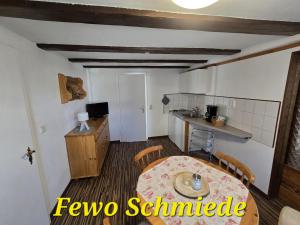 Η κουζίνα ή μικρή κουζίνα στο Ferienwohnung zur Schmiede +12 φωτογραφίες