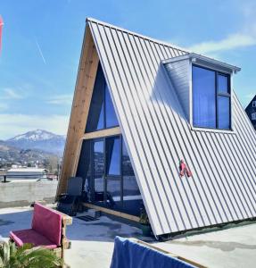 una casa pequeña con una gran ventana en el tejado en Redi house, en Batumi
