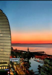 vistas a una ciudad con un edificio alto en Gio, en Batumi