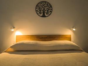 una camera da letto con un letto con un albero sul muro di Oasis de Jandia a Morro del Jable