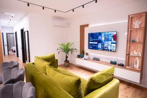 TV a/nebo společenská místnost v ubytování Jacuzzi & Sauna Skyview + 37 fotografií