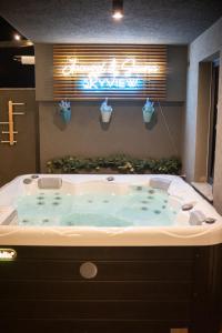 Fotografie z fotogalerie ubytování Jacuzzi & Sauna Skyview v destinaci Kluž