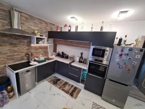 Kuchyňa alebo kuchynka v ubytovaní Tom Apartmans