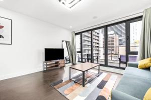 Μια τηλεόραση ή/και κέντρο ψυχαγωγίας στο Large 2 Bed with Massive Balcony in Canary Wharf