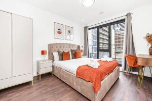 Ένα ή περισσότερα κρεβάτια σε δωμάτιο στο Large 2 Bed with Massive Balcony in Canary Wharf