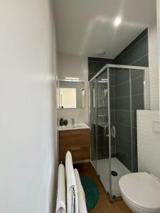 Koupelna v ubytování Chambre d'hôtes AU CHAUVET + 33 fotografií