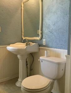 Un baño con un inodoro blanco y un lavabo. en Nicolas Sanchez home apt, en Tucson
