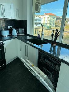 Una cocina o zona de cocina en Beach Front Luxurious Two Bedroom Apartment 5 fotos más
