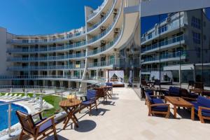 Piscina en o cerca de Beach Front Luxurious Two Bedroom Apartment