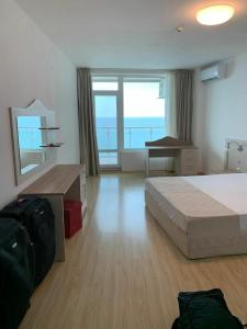 Cama o camas de una habitación en Beach Front Luxurious Two Bedroom Apartment