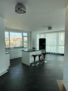 Una televisión o centro de entretenimiento en Beach Front Luxurious Two Bedroom Apartment