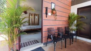 バガモンにあるSHI's Vagamon Hill Retreat- Private villa on Hillsの家の玄関に座る椅子