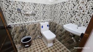 バガモンにあるSHI's Vagamon Hill Retreat- Private villa on Hillsのトイレと洗面台付きのバスルーム +66枚の写真