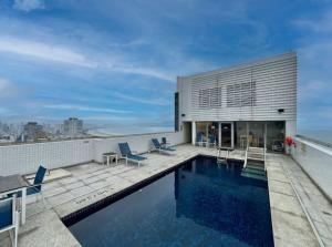 a swimming pool on the roof of a building at flat em Santos quadra da praia in Santos