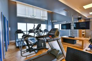 a gym with two treadmills and a treadmill at flat em Santos quadra da praia in Santos