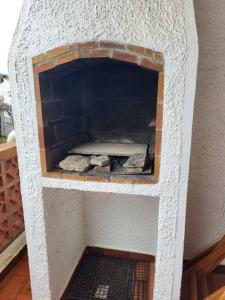 un horno de ladrillo con un ladrillo en Maison dans Résidence piscine, en Roses