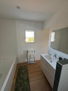 Koupelna v ubytování Chambre d'hôtes AU CHAUVET