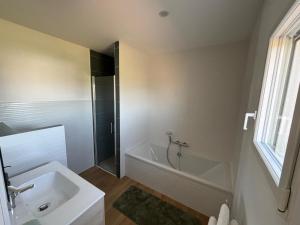 Koupelna v ubytování Chambre d'hôtes AU CHAUVET