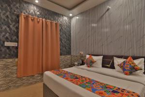 Postel nebo postele na pokoji v ubytování Hotel Ramayan Premium Best Family Hotels with Free Pickup From Ayodhya Dham Railway Station