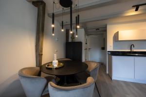 Un comedor con una mesa y algunas sillas. en Apartment Hoorn Center Original - extended stays by Haring Verhuur, en Hoorn