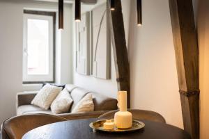 Una vela sobre una mesa en una sala de estar. en Apartment Hoorn Center Original - extended stays by Haring Verhuur, en Hoorn