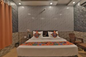 Ein Bett oder Betten in einem Zimmer der Unterkunft Hotel Ramayan Premium Best Family Hotels with Free Pickup From Ayodhya Dham Railway Station