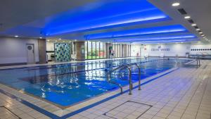 Bazén v ubytování Crow Wood Hotel & Spa Resort nebo v jeho okolí