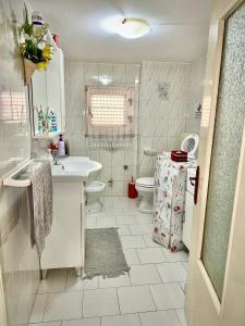 ein Badezimmer mit Waschbecken und Toilette in der Unterkunft Porta Marina Ascea Marina Velia in Marina di Ascea