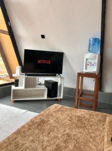TV a/nebo společenská místnost v ubytování Amboseli Trails Cabin