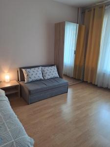 una sala de estar con un sofá y una cama en LevskiG Studio 10 min from Sofia Airport and city centre, en Sofía 18 fotos más