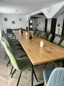 a conference room with a long table and chairs at Casa Liniștea Munților in Fundata