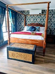 ein Schlafzimmer mit einem Bett mit Holzrahmen in der Unterkunft Bettys Mountain Cottage in York