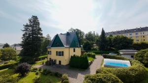 an aerial view of a house with a swimming pool at Ferienvilla Drechsler in Pockau