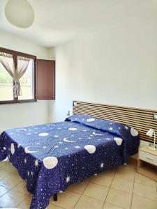 sypialnia z niebieską kołdrą na łóżku w obiekcie Apt Centro Storico Selargius w mieście Selargius
