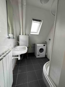 Un baño con lavabo y lavadora. en Apartment Hoorn Suburb - Extended stays by Haring Verhuur, en Hoorn 13 fotos más