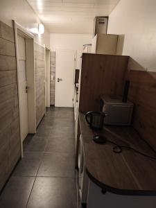 a room with a kitchen with a counter top at Zimmervermietung-Nbg in Nürnberg +5 photos