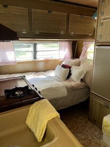 Voodi või voodid majutusasutuse Unique Vacations at this Wonderful Vintage Caravan in Franklin, North Carolina toas