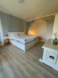 Postel nebo postele na pokoji v ubytování Rintelner Gänse-Quartier