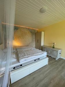 Postel nebo postele na pokoji v ubytování Rintelner Gänse-Quartier