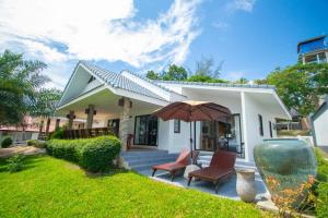 Taman di luar Windy House By Serenity Sea House