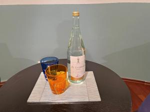 a bottle of wine and a glass on a table at WiesnNähe Studio - Charmant & zentral mit U-Bahn-Anschluss in Munich +1 photo