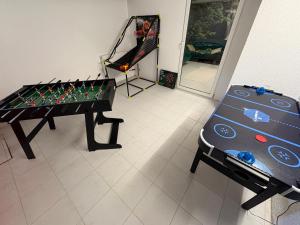 a ping pong table in a living room with a ping pong ball at FeWo II Glücksmomente Bostalsee in Nohfelden
