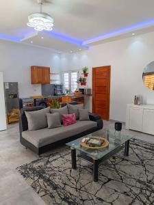 a living room with a couch and a table at Villa Aria in Mbour