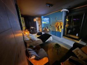 Duży pokój z 2 łóżkami i lustrem w obiekcie Homelove Spa w mieście Neuilly-en-Thelle