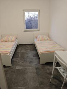 two beds in a room with a window at Zimmervermietung-Nbg in Nürnberg